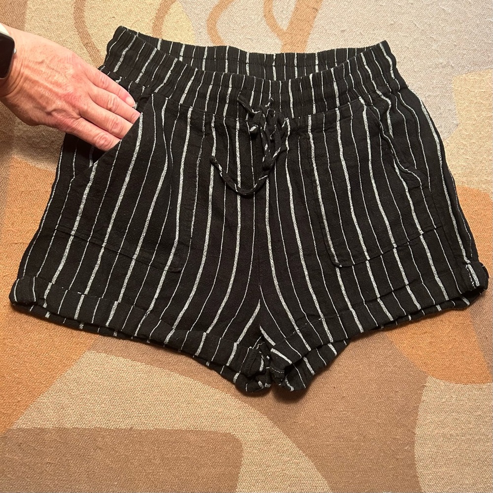 Black & gray striped linen blend shorts, 2” inseam, M